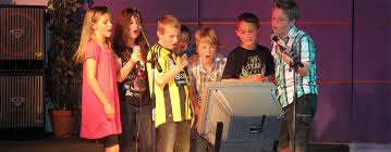 Résultats de recherche d'images pour « enfant dessin chante karaoke »